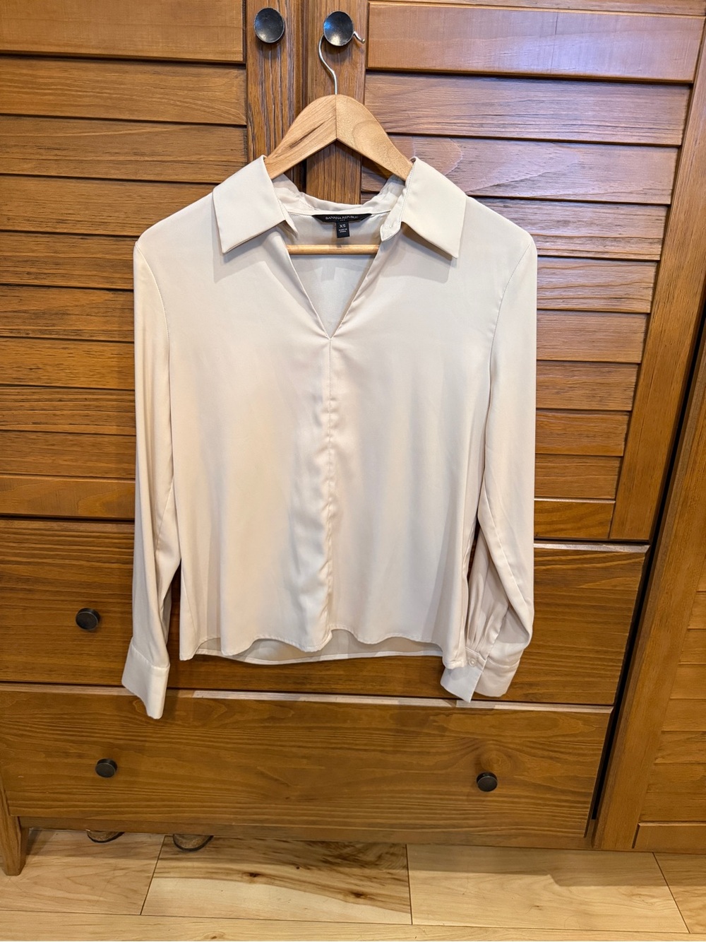Banana Republic Cream Collared V-Neck Long-Sleeve Blouse